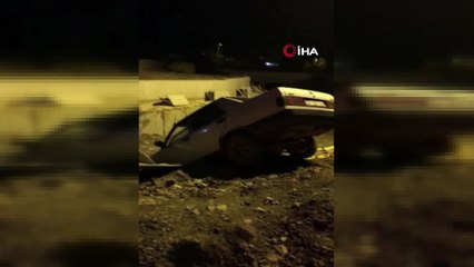 Kontrolden çıkan otomobil köprüde asılı kaldı