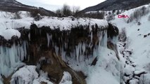 Sivas Dipsiz Göl Şelalesi'nde 'Turkuaz' Buz Sarkıtları Oluştu