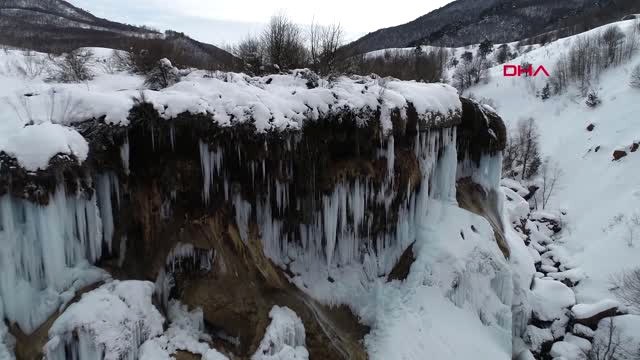 Sivas Dipsiz Göl Şelalesi'nde 'Turkuaz' Buz Sarkıtları Oluştu