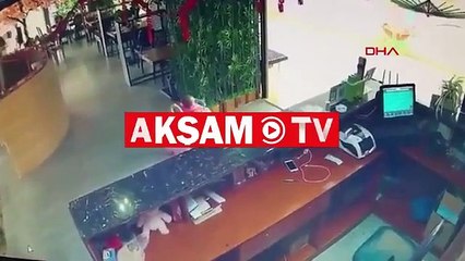 Şoke eden görüntü!; Bebek herkesin gözü önüne yürüyen merdivenden yuvarlandı