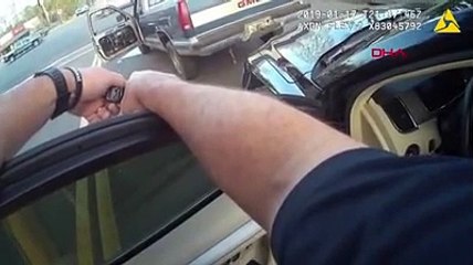 Babasının gözaltına alındığını gören küçük kız ellerini havaya kaldırdı