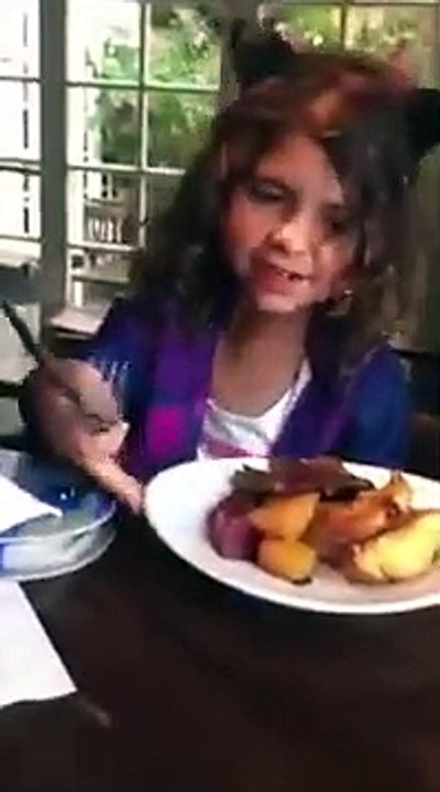 Questa bambina fa qualcosa che vi riempirà il cuore.