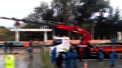 Kontrolden çıkan tır bariyerlere saplandı, kimsenin burnu bile kanamadı