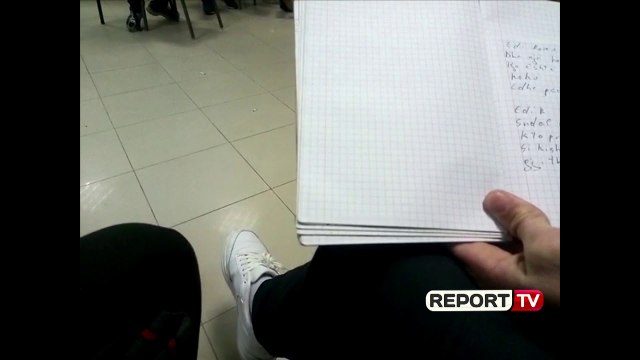 Report TV - 'Edi Rama e mprehu shpatën', studentët e Elbasanit këngë për kryeministrin