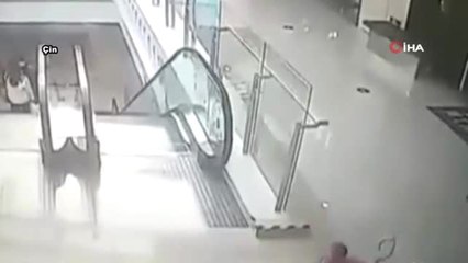 Yürüteçteki Bebek Yürüyen Merdivenlerden Yuvarlandı