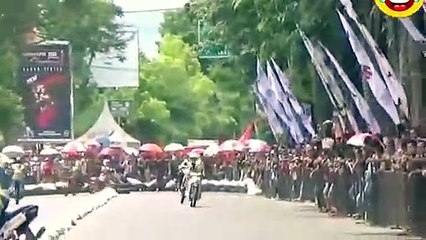 Un motard se venge violemment de son adversaire