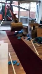Un ouvrier pas payé pète un câble et détruit la réception d'un hôtel en construction avec une pelleteuse