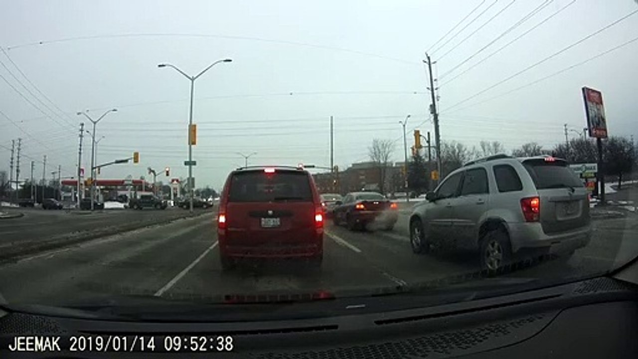 Une voiture fonce droit sur un lampadaire à un carrefour !