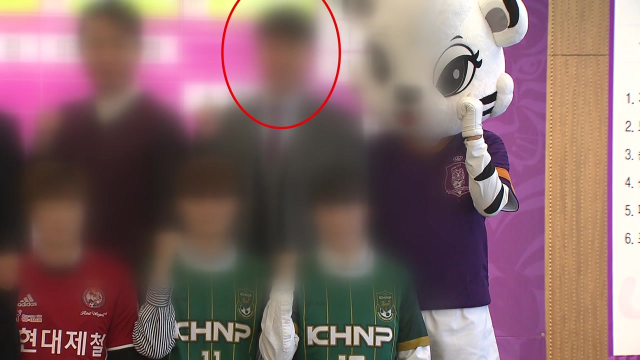 성범죄 축구 감독 또 성추행...관련 기관은 책임 떠넘기기 / YTN