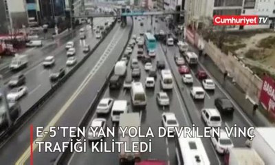E-5'ten yan yola devrilen vinç trafiği kilitledi, trafik havadan görüntülendi