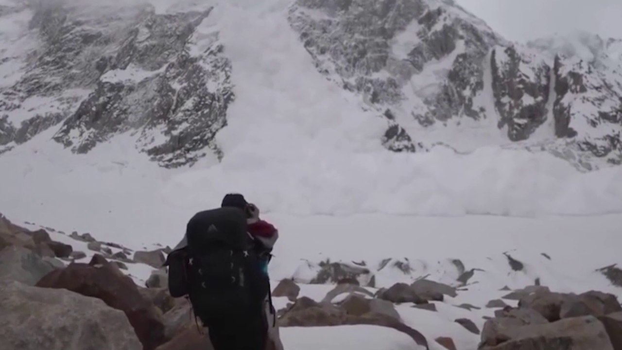 Frissons garantis : des randonneurs filment l'avalanche qui leur tombe dessus !