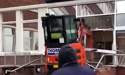 Epike! Nuk e pagoi, punonjësi merr fadromën e i shkatërron ndërtesën