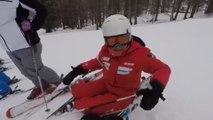 Cette monitrice de ski va se mettre en colère contre un skieur maladroit !