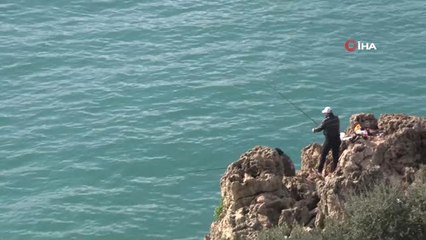 Uyarılar Fayda Etmiyor, 30 Metrelik Falezlerde Balık Avı