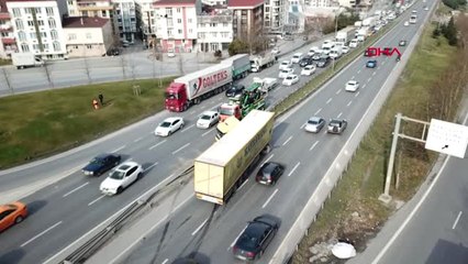 Esenyurt'ta Tır Bariyerlere Çarptı, Trafik Aksıyor 2