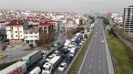 Bariyerlere Çarpan Tır Havadan Görüntülendi