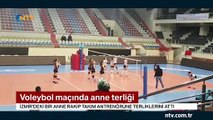 Voleybol maçında anne terliği!