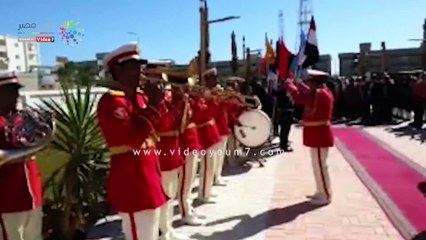 محافظ البحر الأحمر يضع الزهور على النصب التذكارى