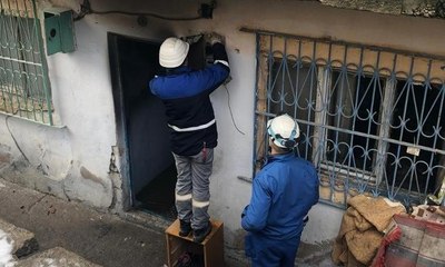 Anne, alevlerin arasına dalıp çocuklarını kurtardı