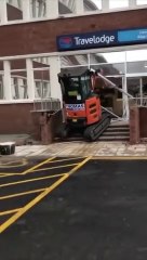 Il détruit la réception d'un hôtel avec une pelleteuse à cause d'une facture impayée (liverpool)