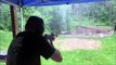 Repousser la pluie en tirant au fusil AK-47 !