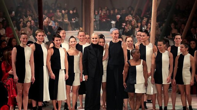 O circo da Dior com arlequins e manequins