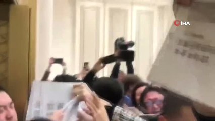 Çin'de Gazeteciler Bir Rapor İçin Birbirlerini Ezdi