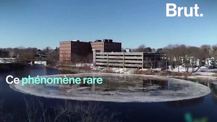 Aux États-Unis, un immense disque de glace tournoie dans le lit d'une rivière