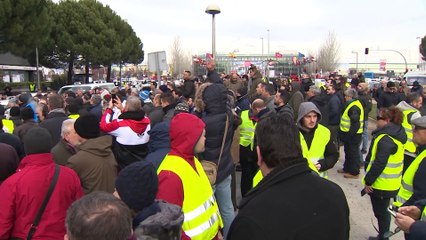 Taxistas provocan cortes en carreteras en la segunda jornada de huelga indefinida