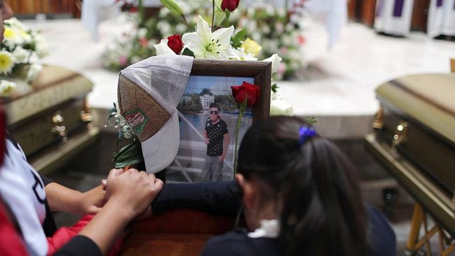 Мексиканцы прощаются с жертвами взрыва на трубопроводе