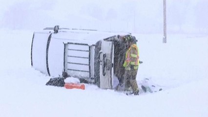 برف در آمریکا؛ از واژگونی برف‌روب تا تشکیل تپه‌های یخی در ساحل دریاچه