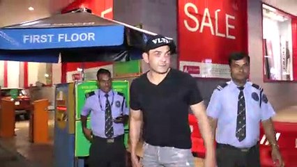 Bobby Deol Takes Selfies With Fans At Big FM Office | Filmibeat