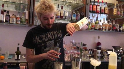 Chez ta mère, le nouveau bar à cocktails qui ouvre à Ixelles (vidéo EG)