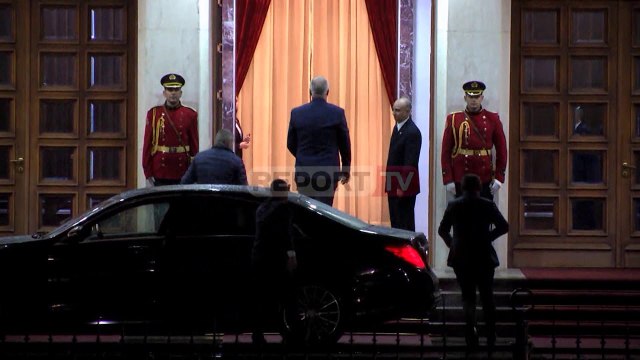 Zgjat pak minuta ceremonia e betimi te Meta, Rama merr zyrtarisht edhe postin e ministrit të Jashtëm