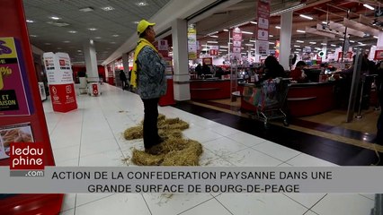 Des agriculteurs manifestent pour de meilleurs revenus et bloquent les caisses d’un supermarché