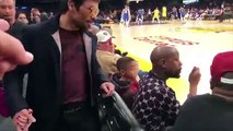 Quand Mayweather croise Pacquiao par hasard dans les tribunes du Staples Center lors d'un match des Lakers