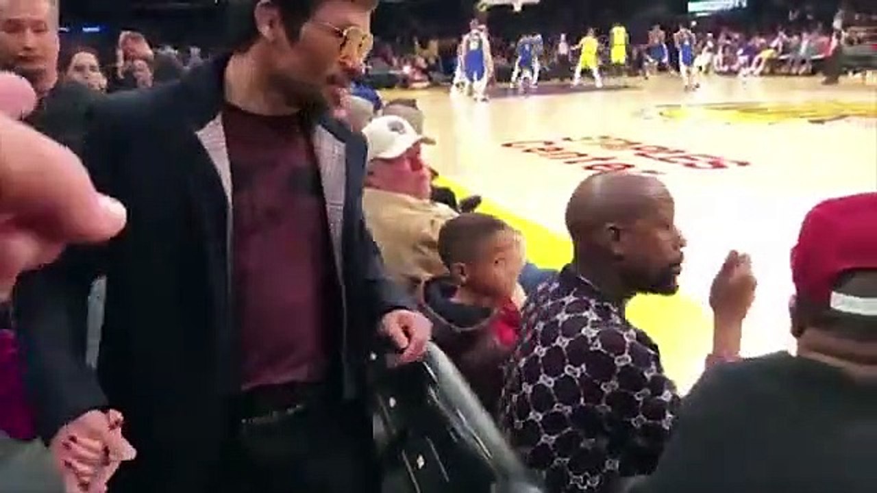 Quand Mayweather croise Pacquiao par hasard dans les tribunes du Staples Center lors d'un match des Lakers