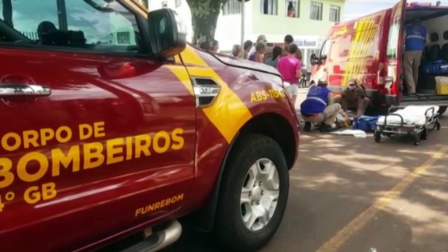 Motociclista tem lesões graves após colisão com caminhão