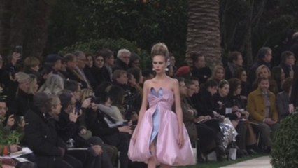 Chanel convierte un París nevado en una villa italiana para la Alta Costura