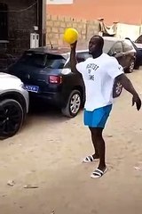 Après sa défaite, Modou Lô reprend vite la forme et joue au football
