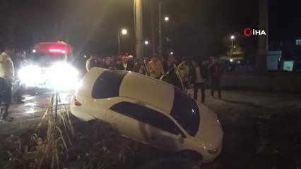 Otomobil Kanala Devrildi 2 Yaralı
