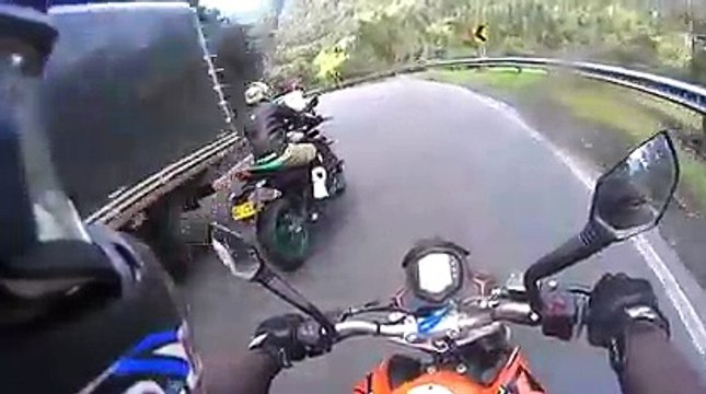 Quand un cycliste double 2 motards dans une descente... Dingue