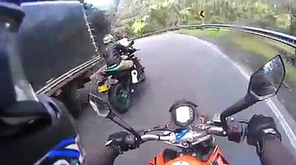 Quand un cycliste double 2 motards dans une descente... Dingue