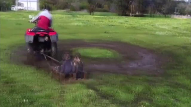 Ce papa a une drole de façon d'occuper les enfants un jour de pluie...