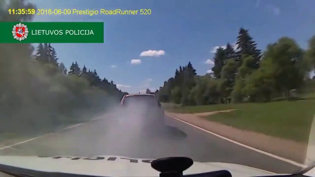 Quand un chauffard tente de semer les policiers en les enfumant avec sa voiture