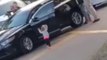 Une fillette de 2 ans sort d'une voiture les mains en l'air pendant l'arrestation de ses parents