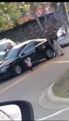 Download Video: Une fillette de 2 ans sort d'une voiture les mains en l'air pendant l'arrestation de ses parents