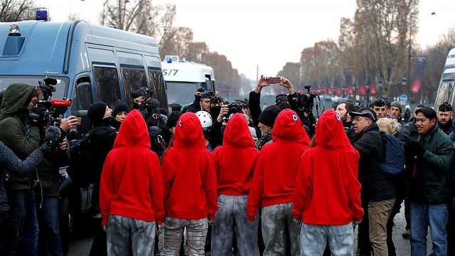 زنان فرانسوی که ماریان سینه برهنه را به میان جلیقه‌زردها آوردند