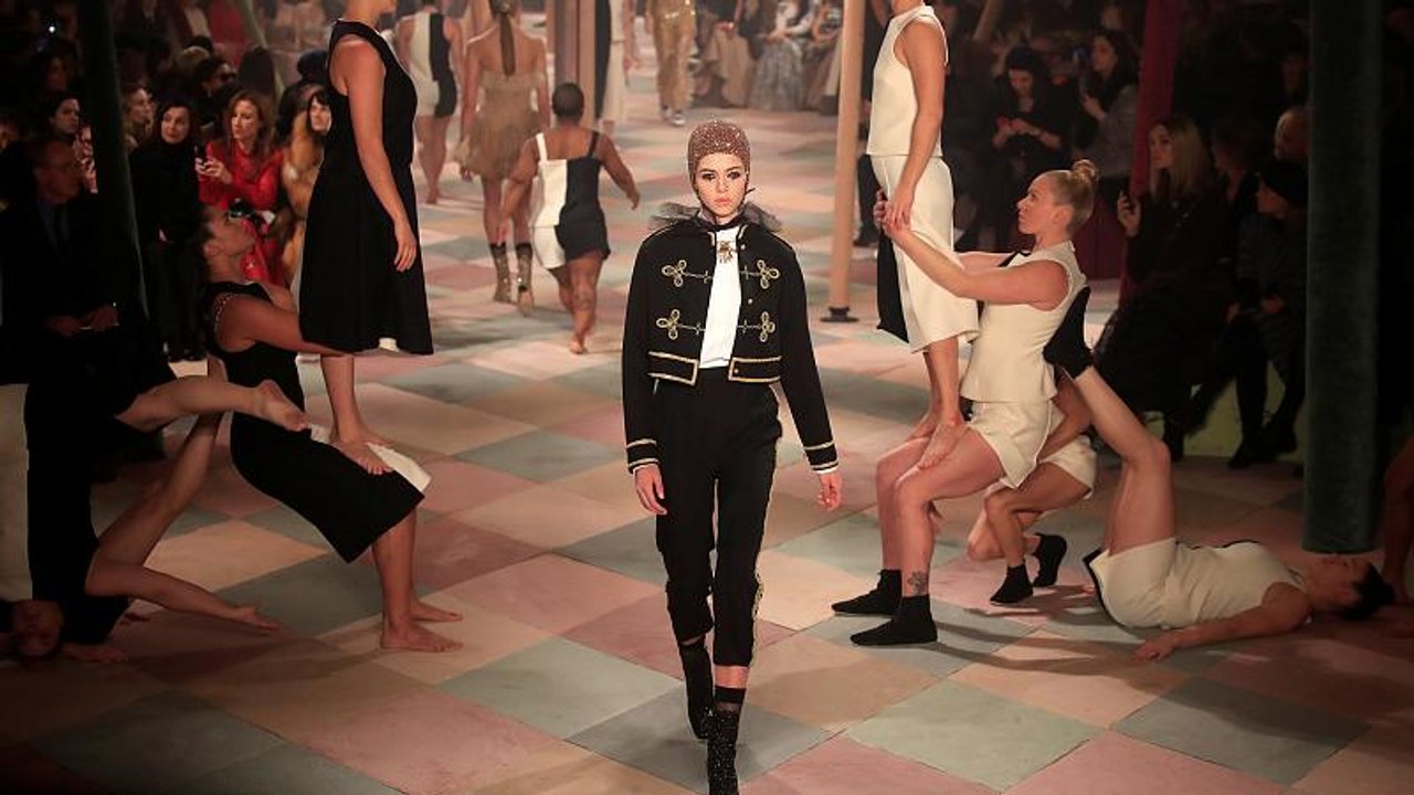 Haute Couture in Paris: Dior lädt in den Zirkus ein