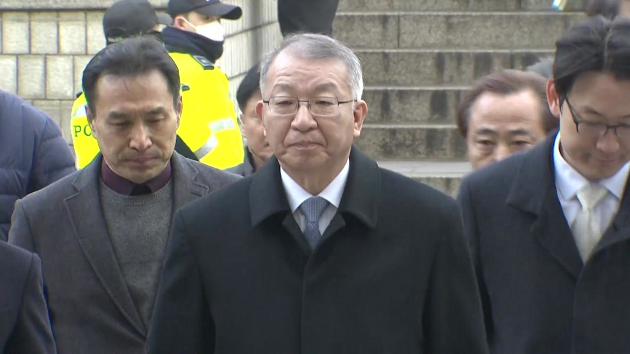 [현장영상] 양승태 前 대법원장, 입 굳게 다문 채 피의자 심문 출석 / YTN